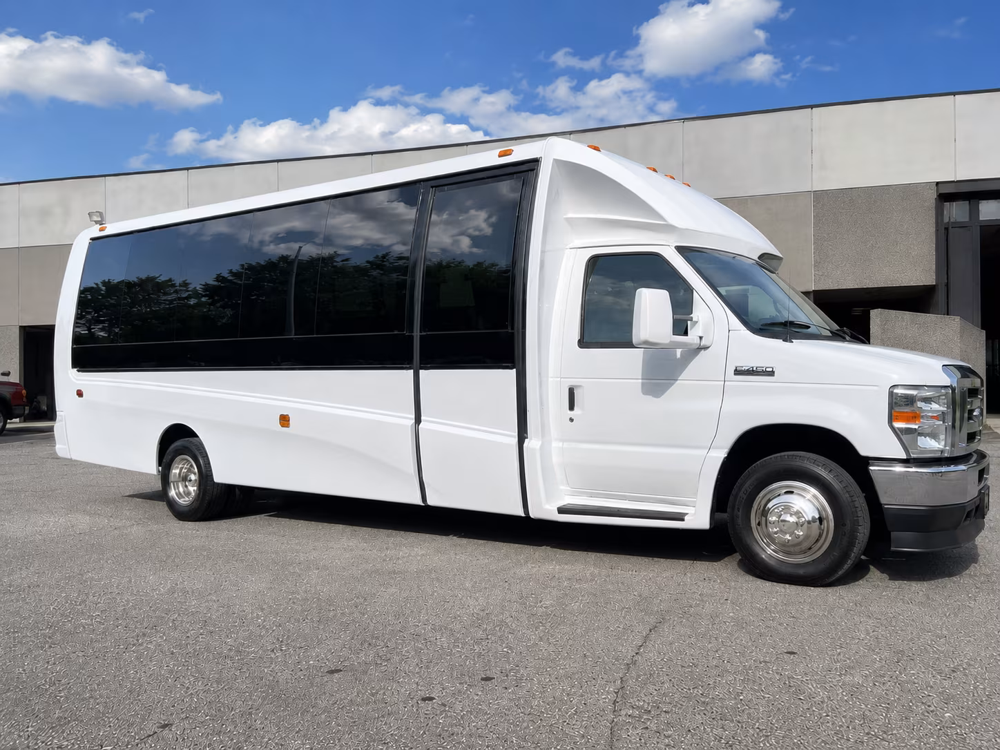 charter buses to oakland international airport for corporate travel groups